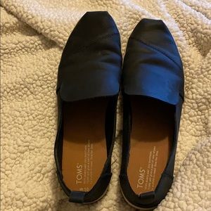 EUC Toms leather slip ons